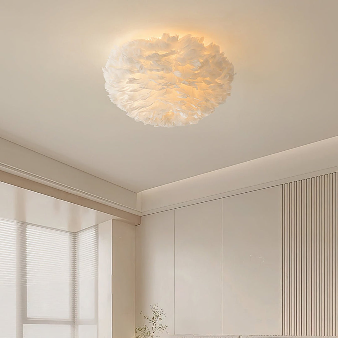 Lampa sufitowa z piórami
