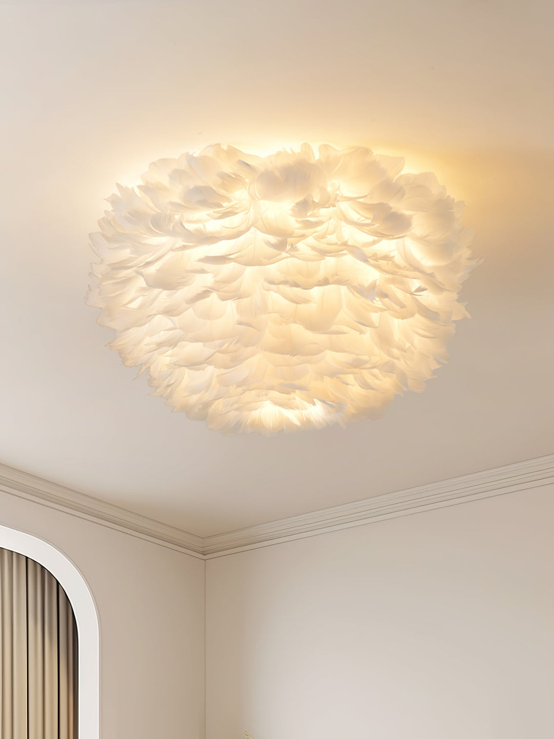 Lampa sufitowa z piórami
