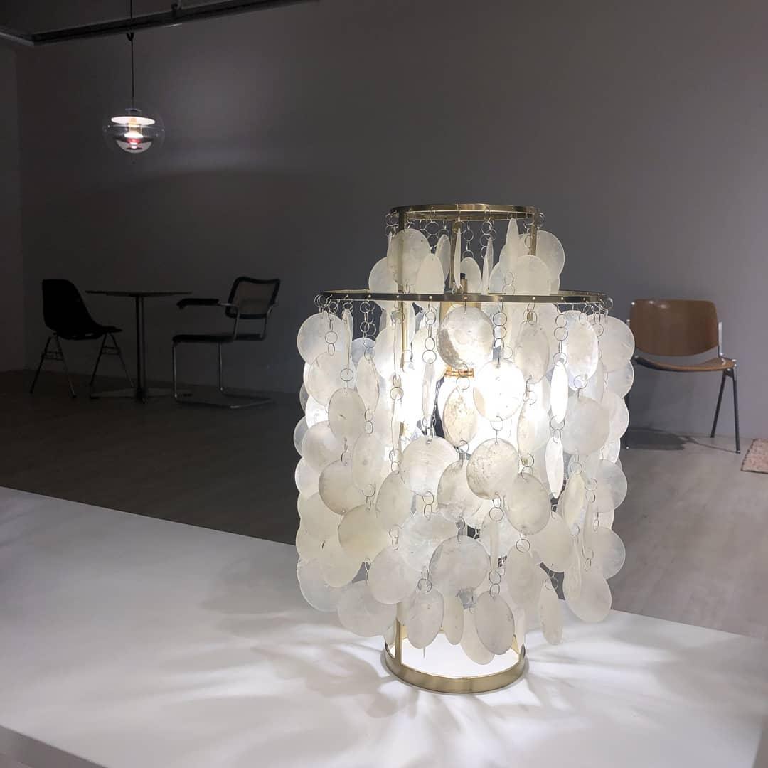 Lampa stołowa z muszli