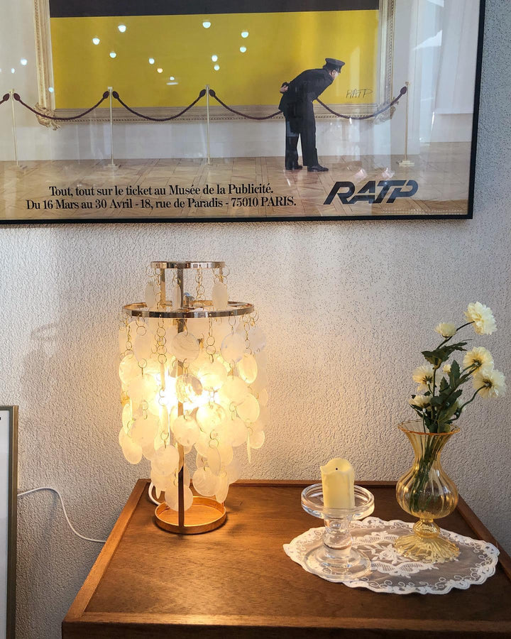 Lampa stołowa z muszli