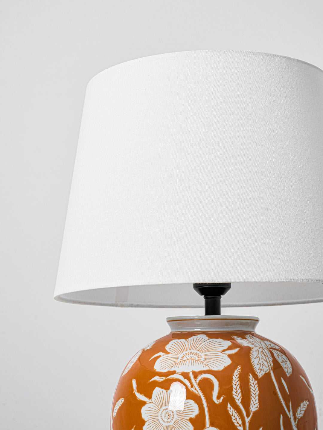 Kwiatowa ceramiczna lampa stołowa