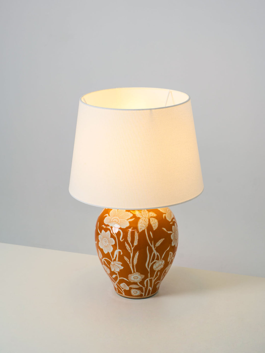 Kwiatowa ceramiczna lampa stołowa