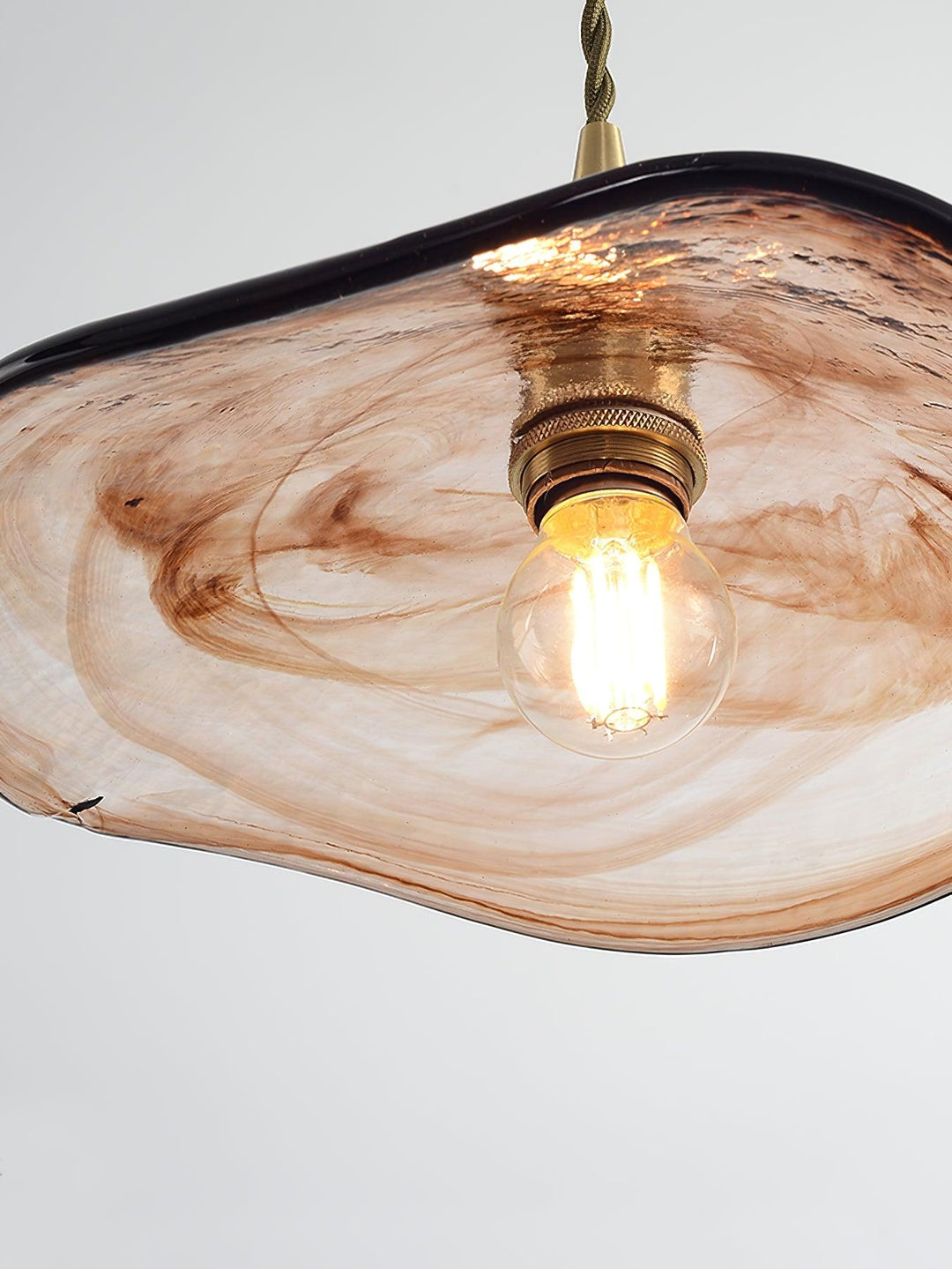 Lampa wisząca ze szklanymi płatkami kwiatu