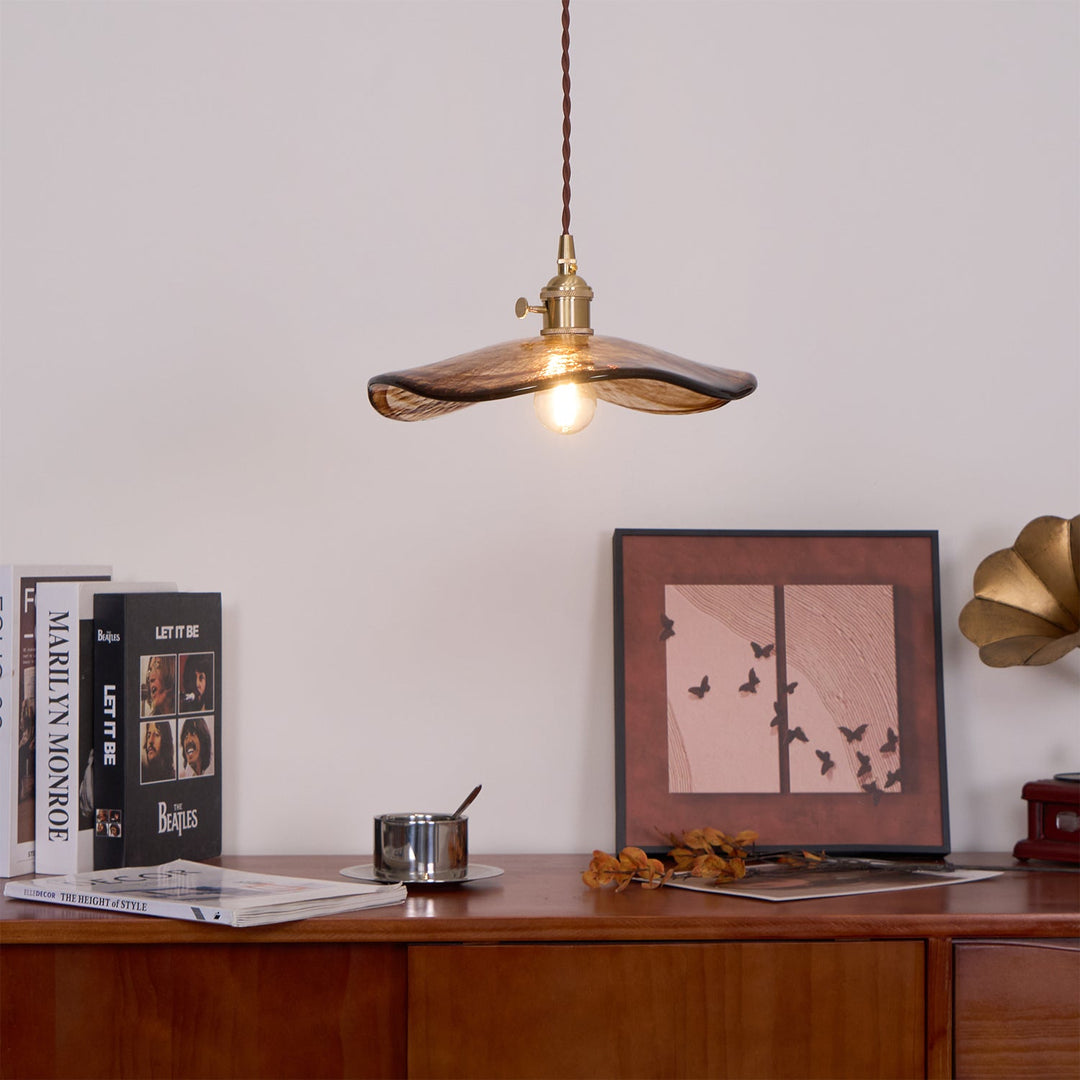 Lampa wisząca ze szklanym kloszem w kształcie płatków kwiatów