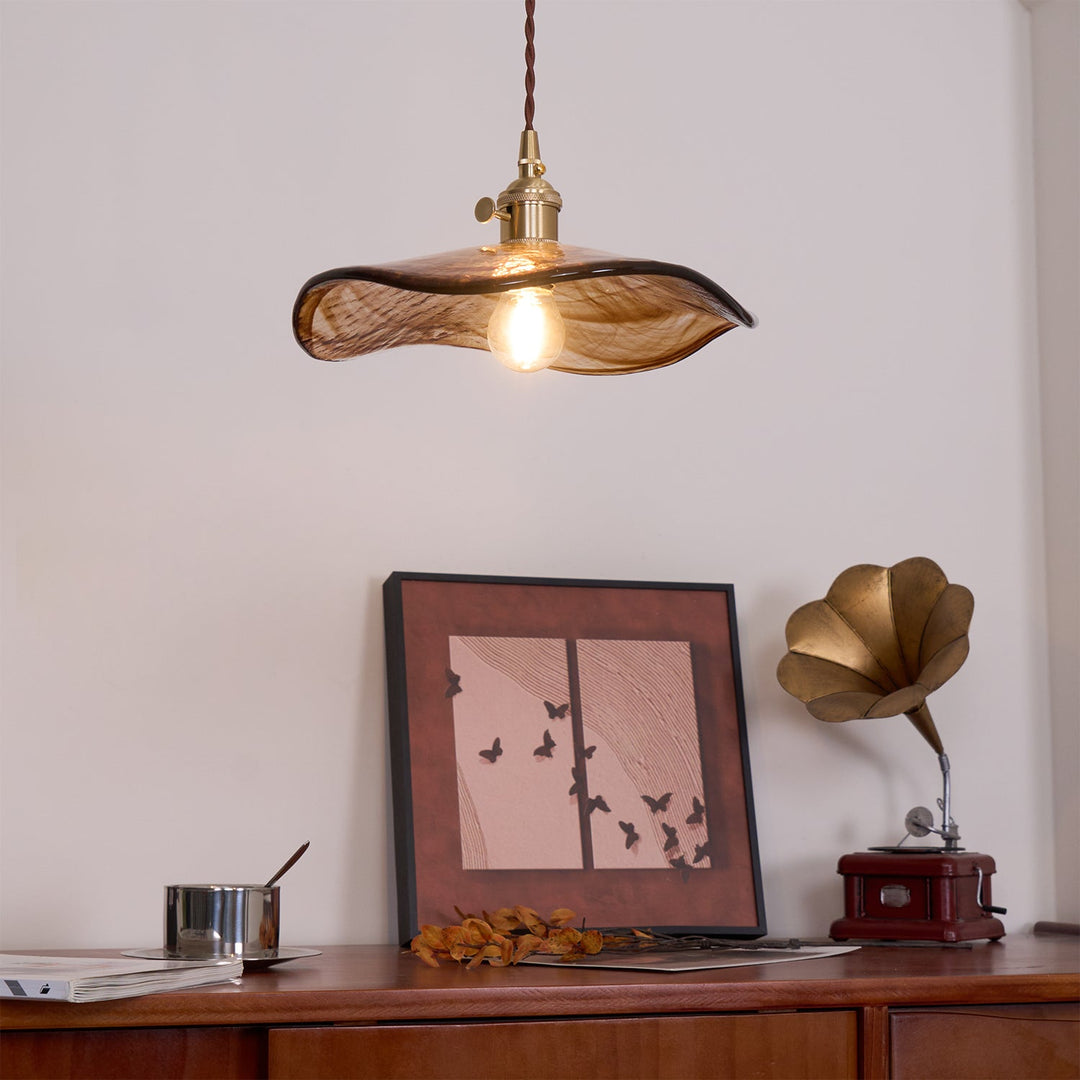Lampa wisząca ze szklanym kloszem w kształcie płatków kwiatów