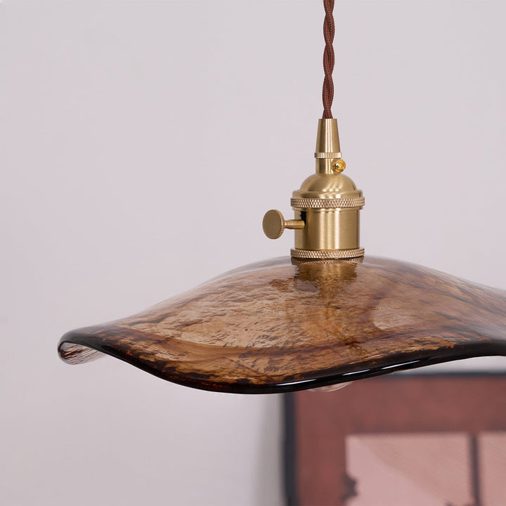 Lampa wisząca ze szklanymi płatkami kwiatu