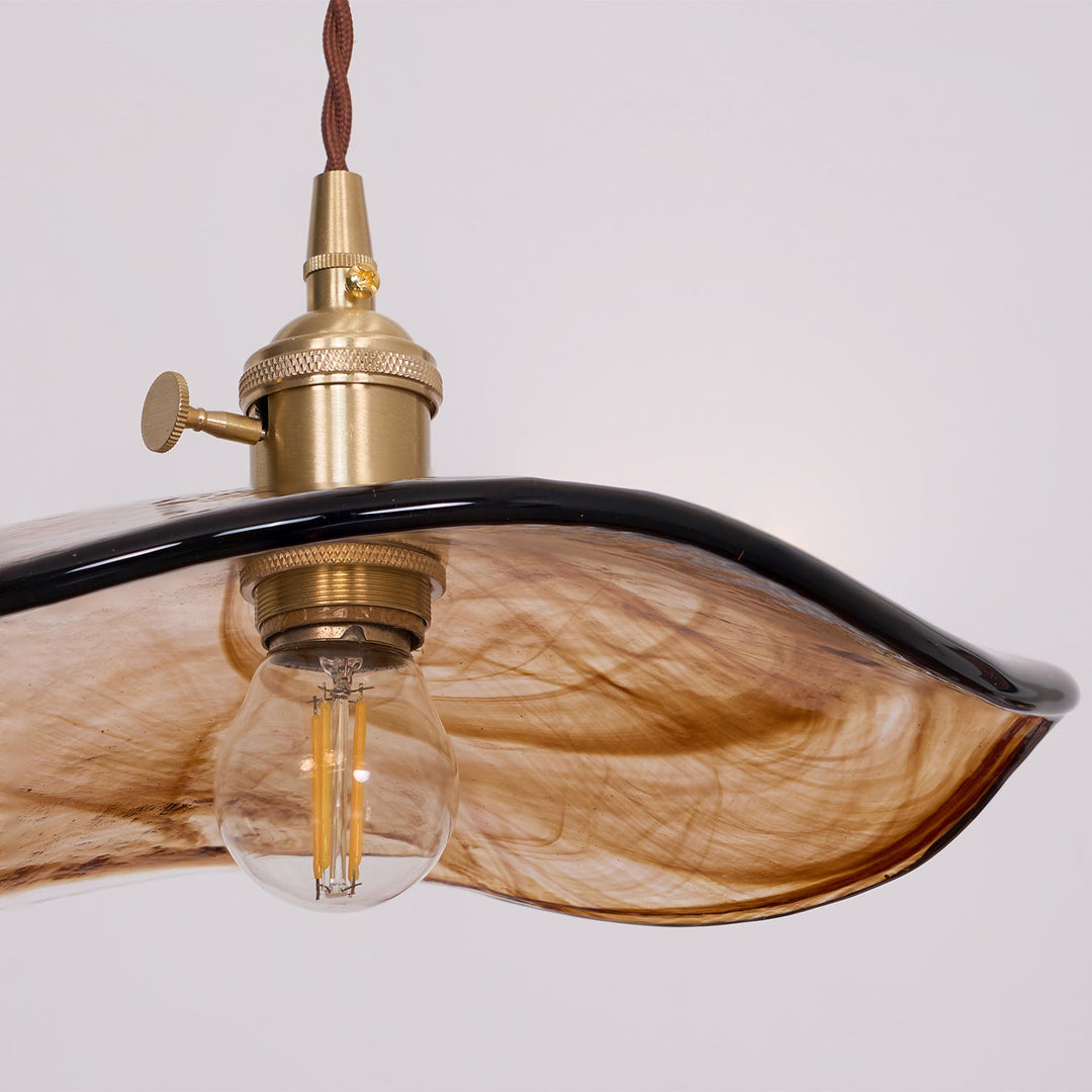 Lampa wisząca ze szklanymi płatkami kwiatu