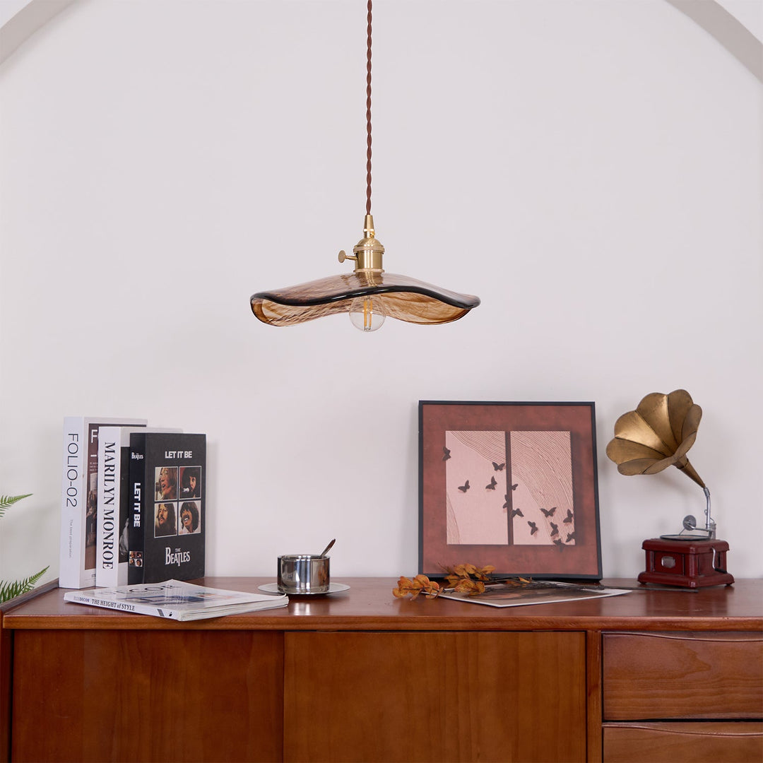 Lampa wisząca ze szklanym kloszem w kształcie płatków kwiatów