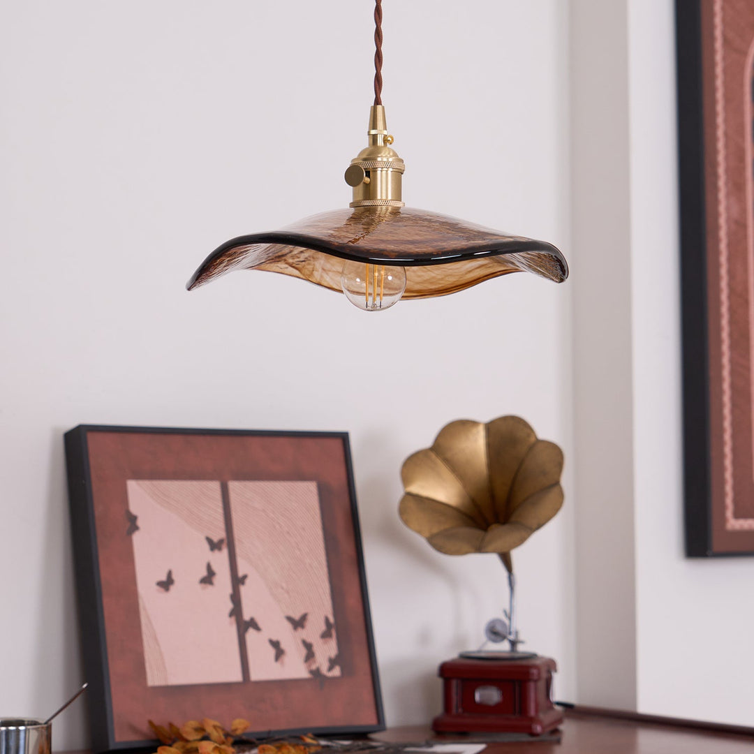 Lampa wisząca ze szklanym kloszem w kształcie płatków kwiatów