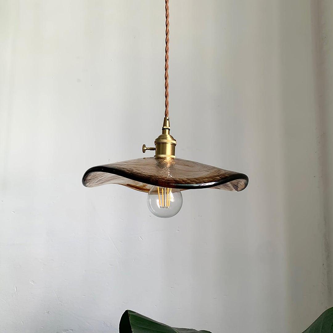 Lampa wisząca ze szklanym kloszem w kształcie płatków kwiatów