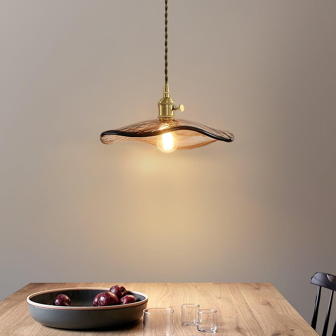 Lampa wisząca ze szklanymi płatkami kwiatu
