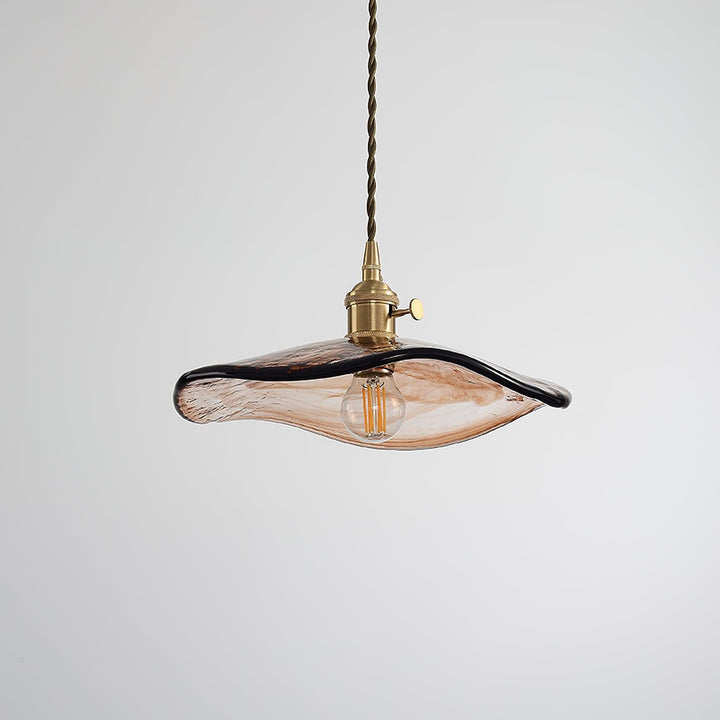 Lampa wisząca ze szklanymi płatkami kwiatu