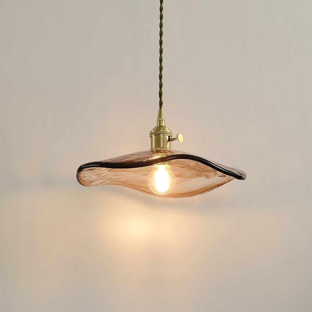Lampa wisząca ze szklanymi płatkami kwiatu