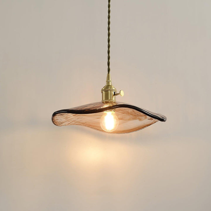 Lampa wisząca ze szklanymi płatkami kwiatu