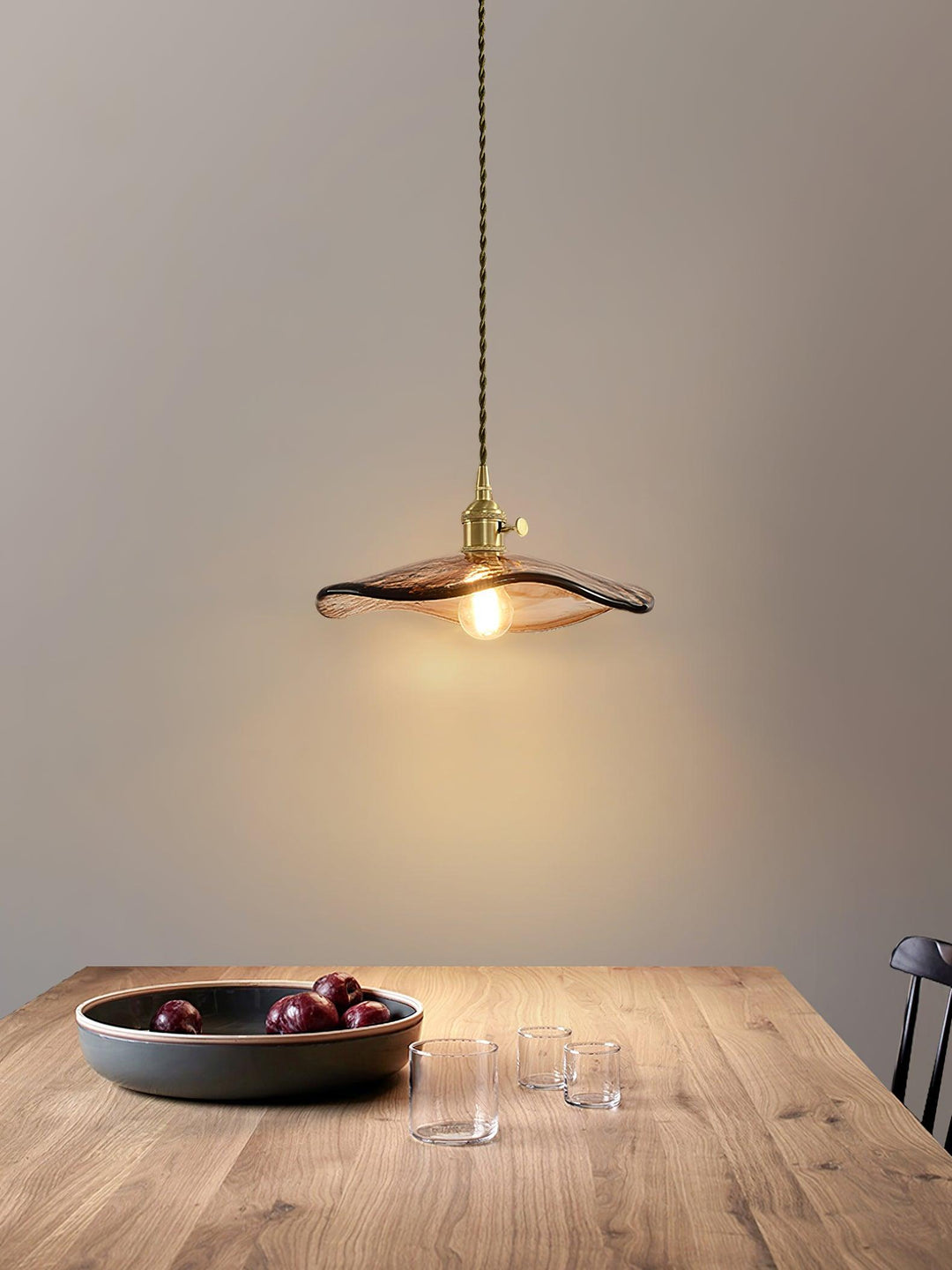 Lampa wisząca ze szklanymi płatkami kwiatu