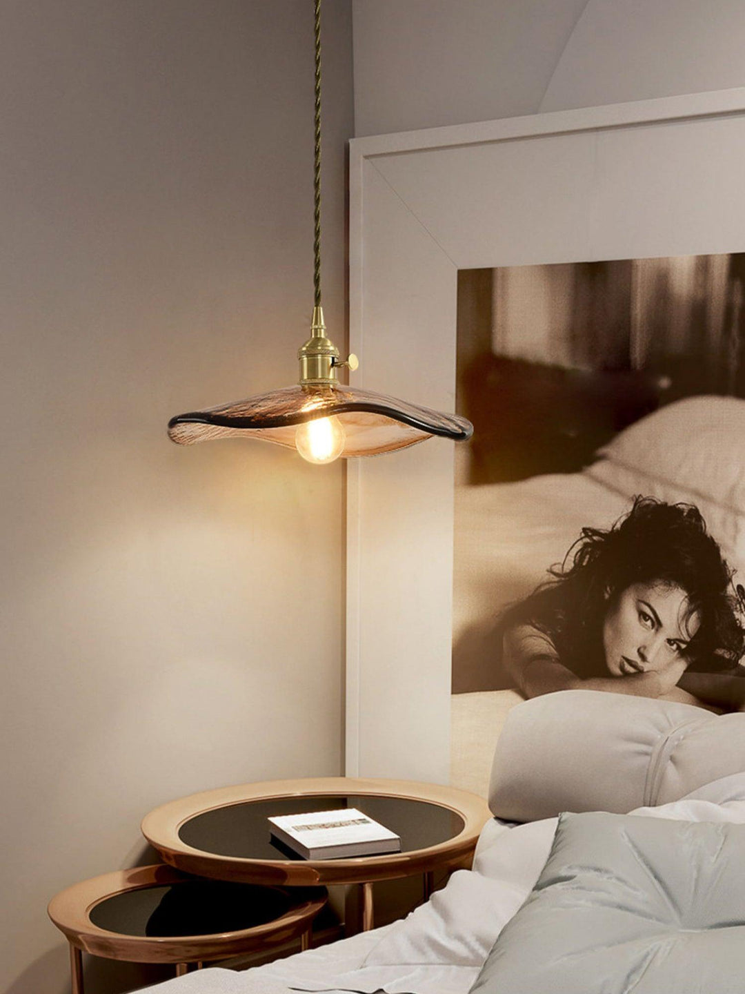 Lampa wisząca ze szklanymi płatkami kwiatu