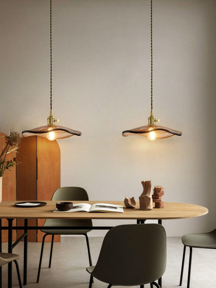 Lampa wisząca ze szklanymi płatkami kwiatu