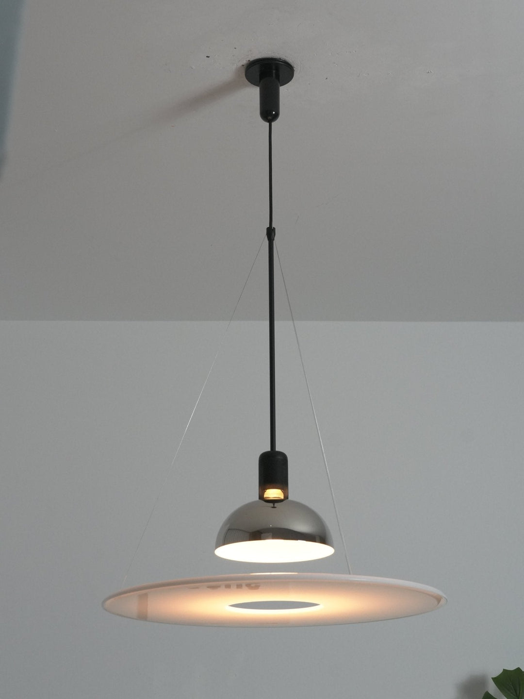 Lampa wisząca w kształcie latającego talerza