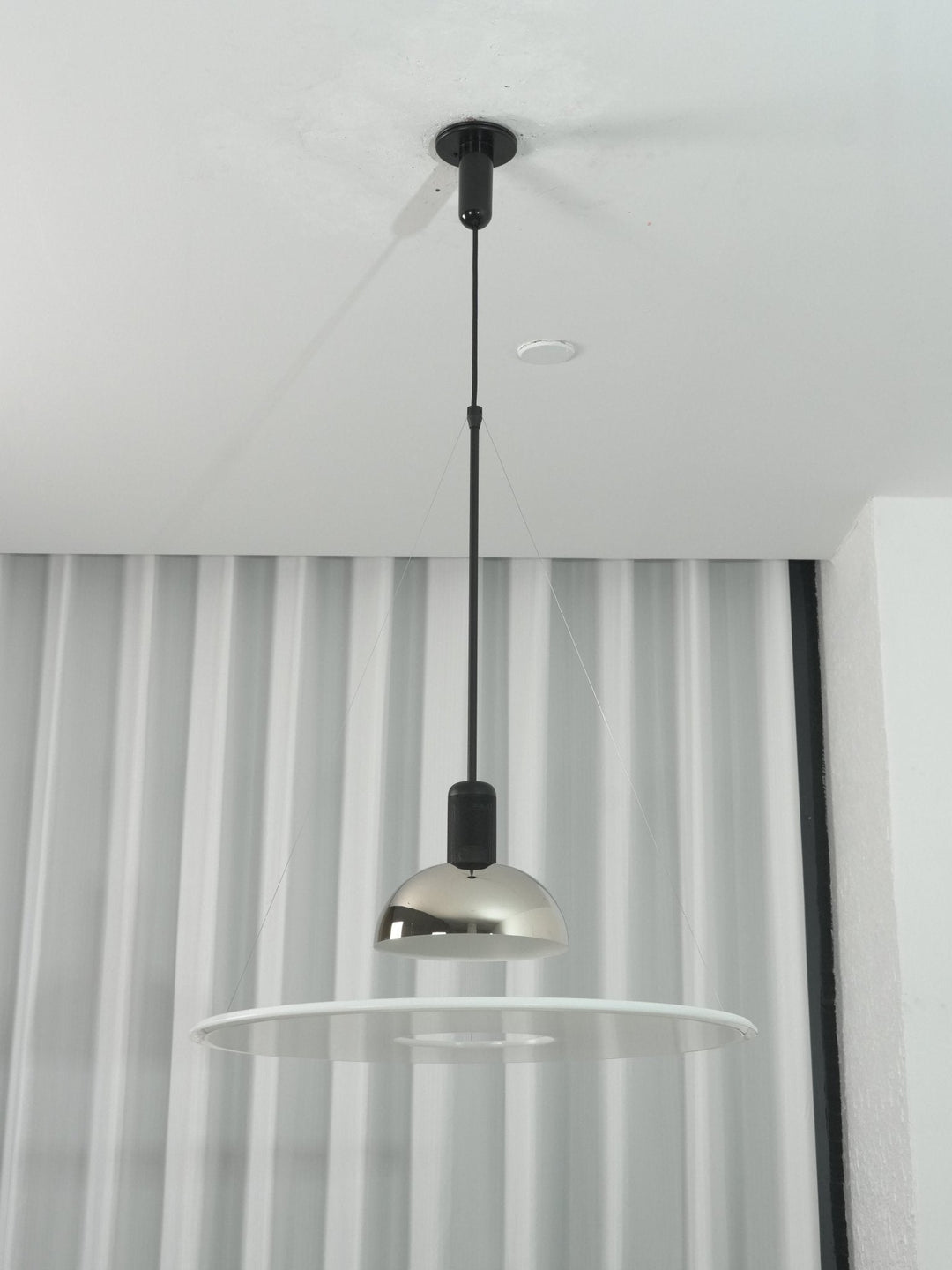 Lampa wisząca w kształcie latającego talerza