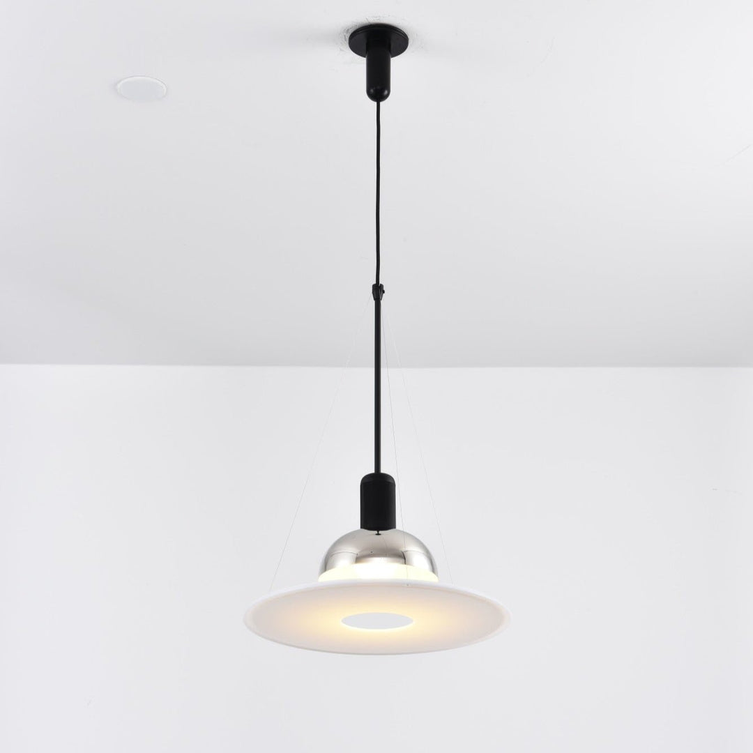 Lampa wisząca w kształcie latającego talerza