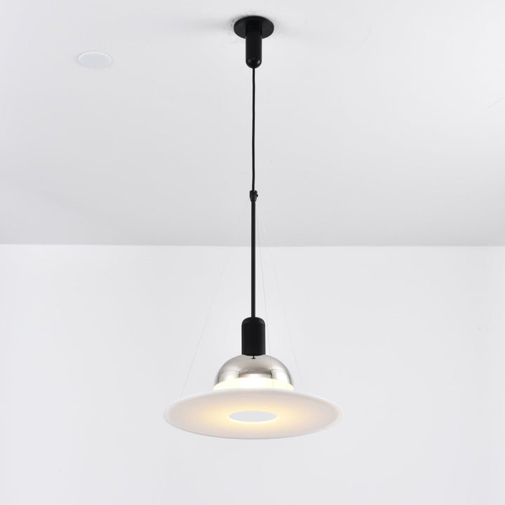 Lampa wisząca w kształcie latającego talerza
