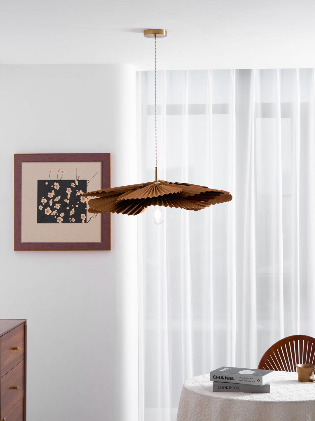 Lampa wisząca z liści lotosu w formie złożonej