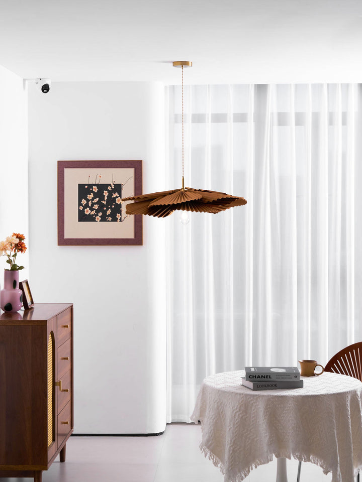Lampa wisząca z liści lotosu w formie złożonej