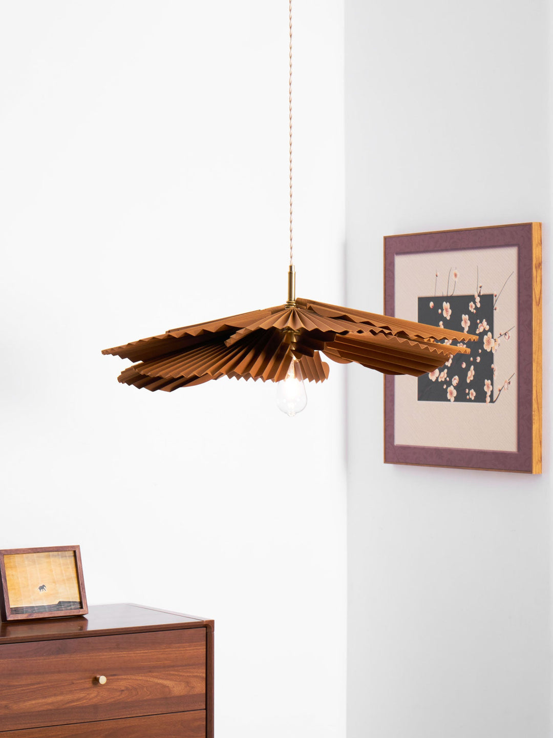 Lampa wisząca z liści lotosu w formie złożonej