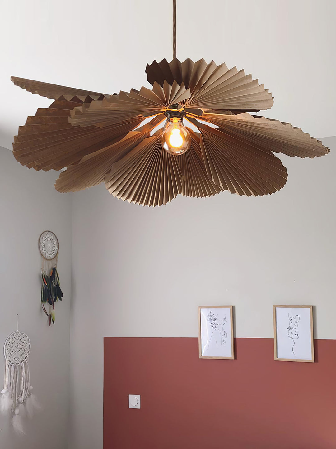 Lampa wisząca z liści lotosu w formie złożonej