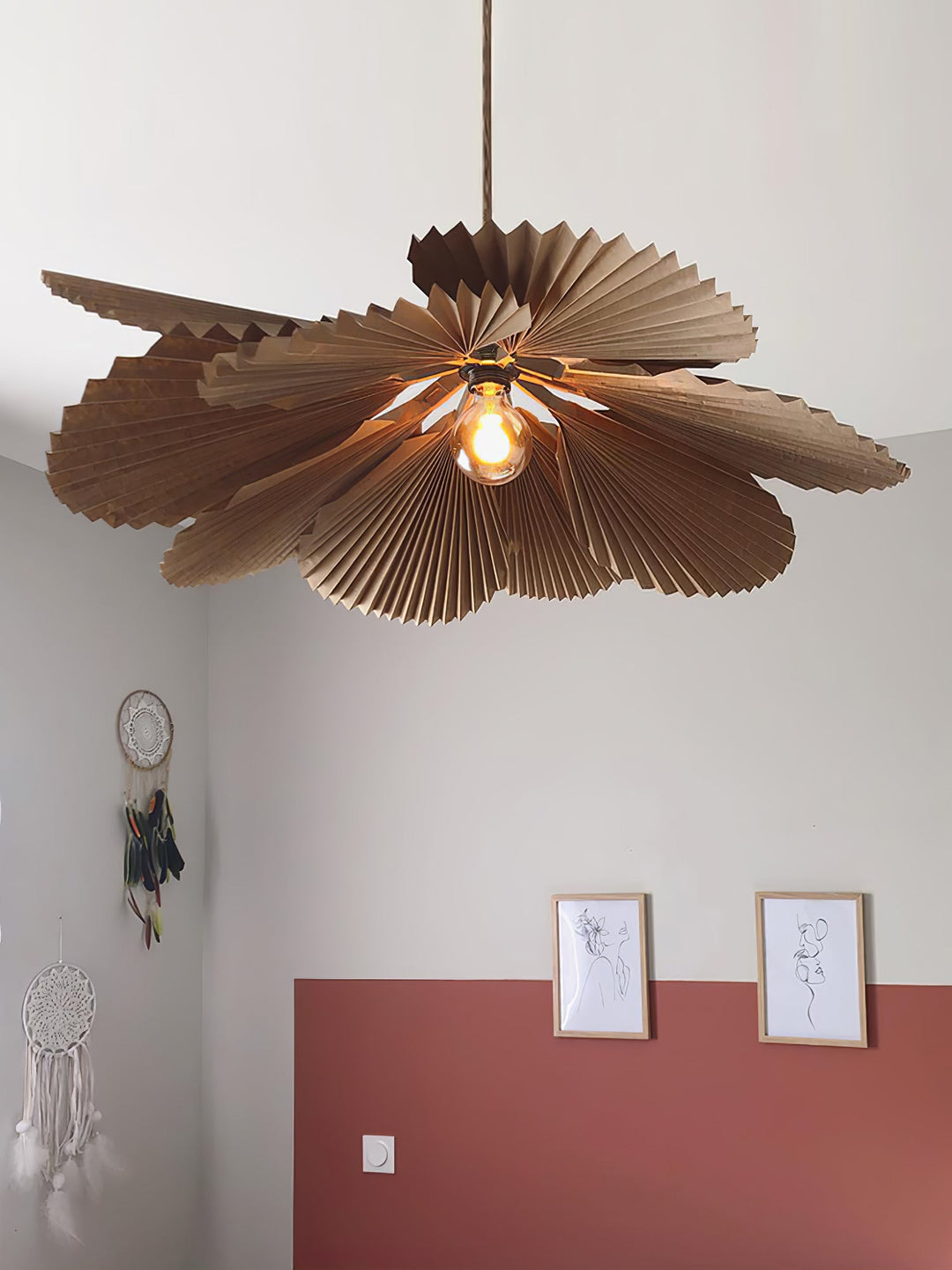 Lampa wisząca z liści lotosu w formie złożonej