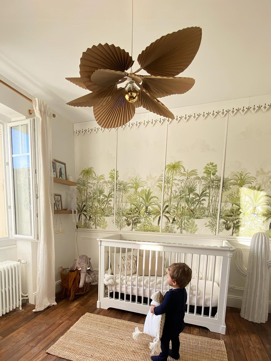 Lampa wisząca z liści lotosu w formie złożonej