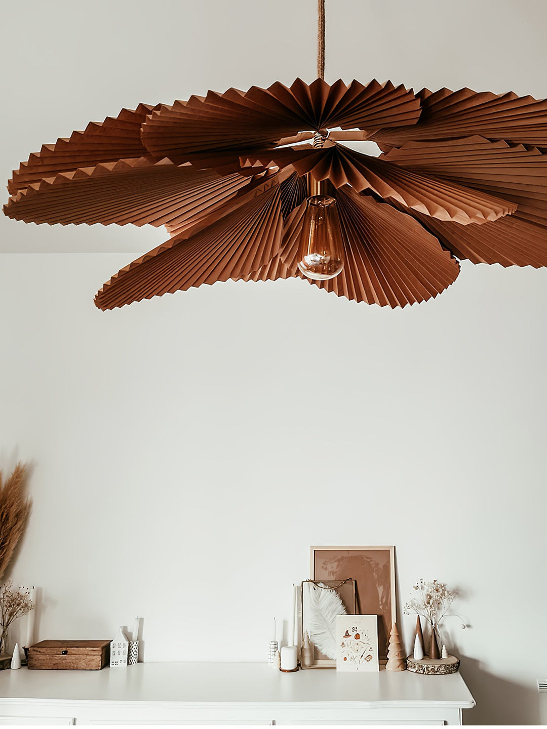 Lampa wisząca z liści lotosu w formie złożonej