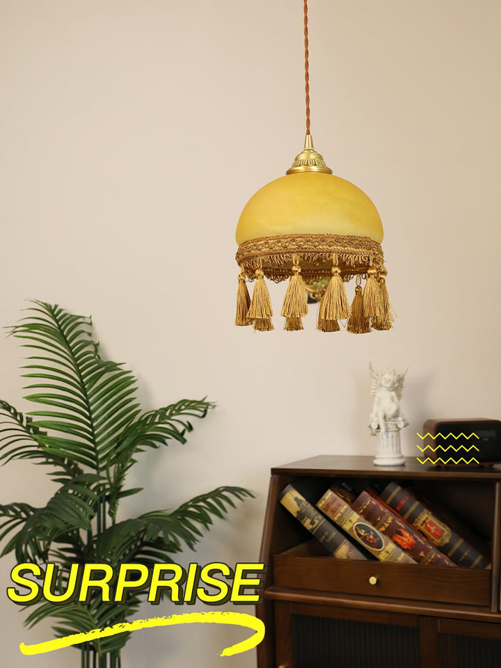 Lampa wisząca z mosiądzu z frędzlami francuskimi