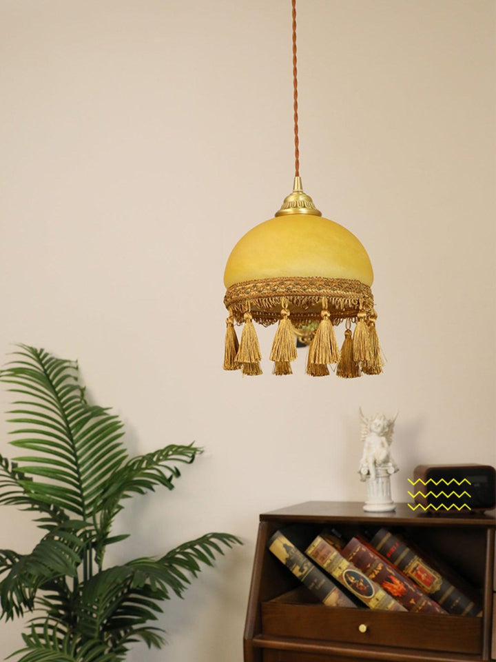 Lampa wisząca z mosiądzu z frędzlami francuskimi