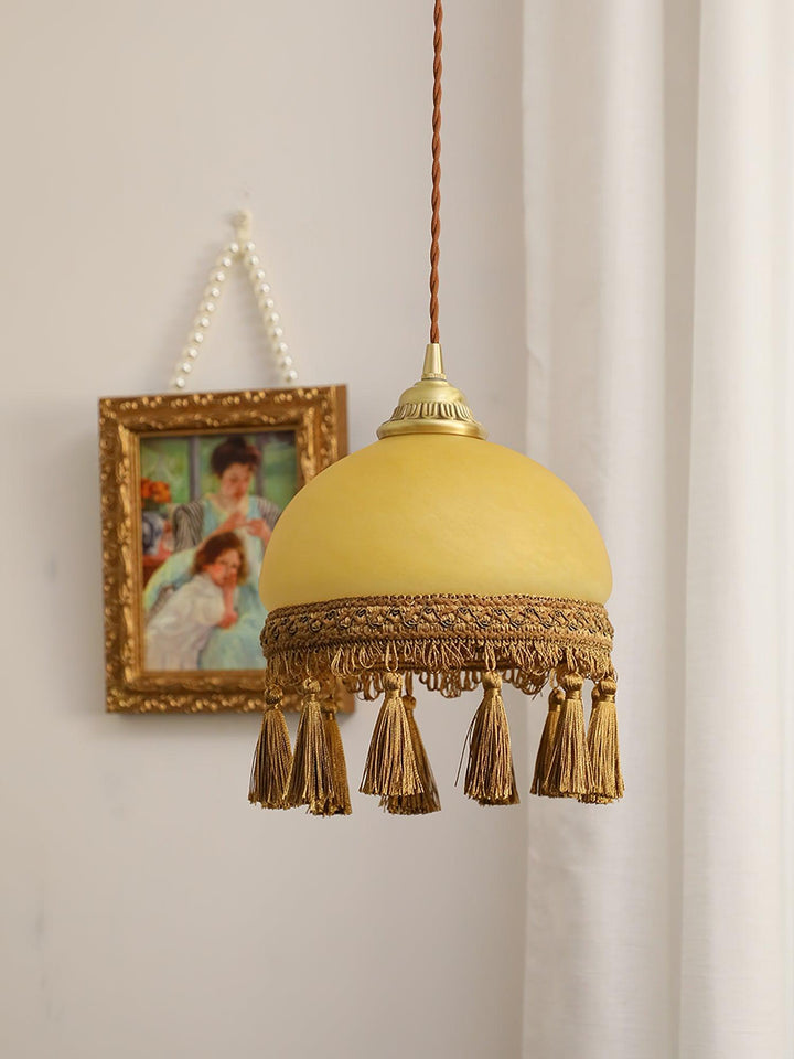Lampa wisząca z mosiądzu z frędzlami francuskimi