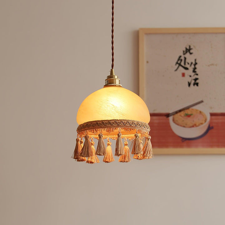 Lampa wisząca z mosiądzu z frędzlami francuskimi