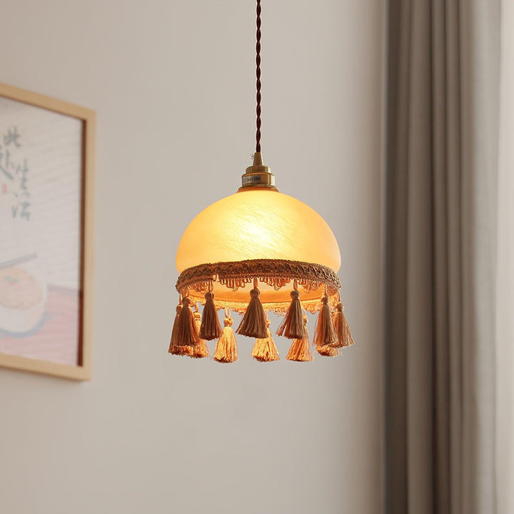 Lampa wisząca z mosiądzu z frędzlami francuskimi