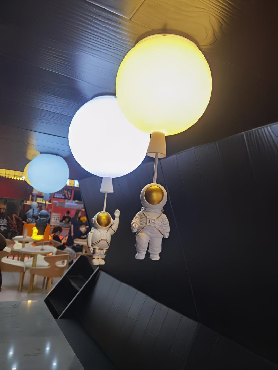 Lampa sufitowa Frosted Balloon z matowym kloszem