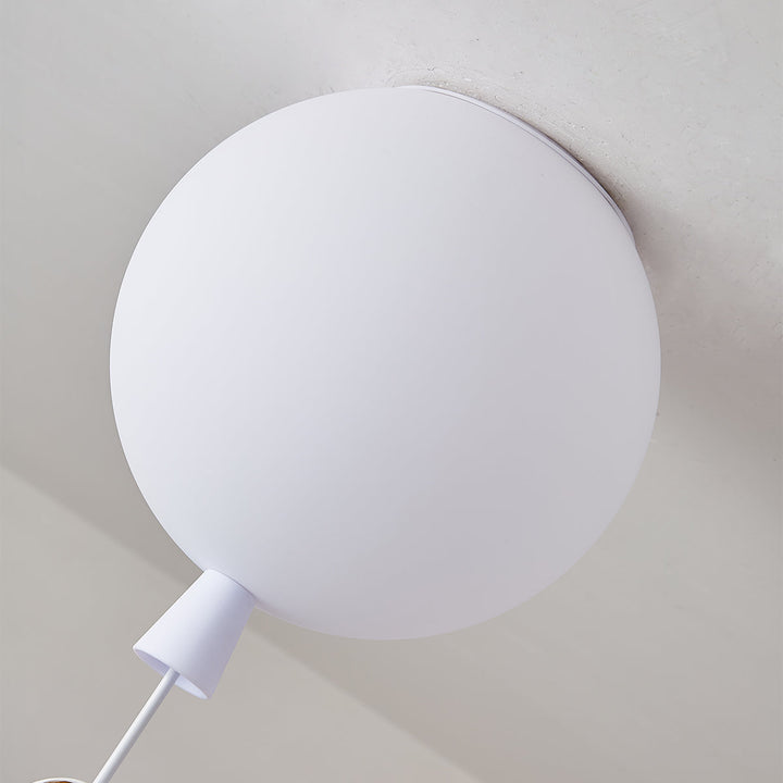 Lampa sufitowa Frosted Balloon z matowym kloszem