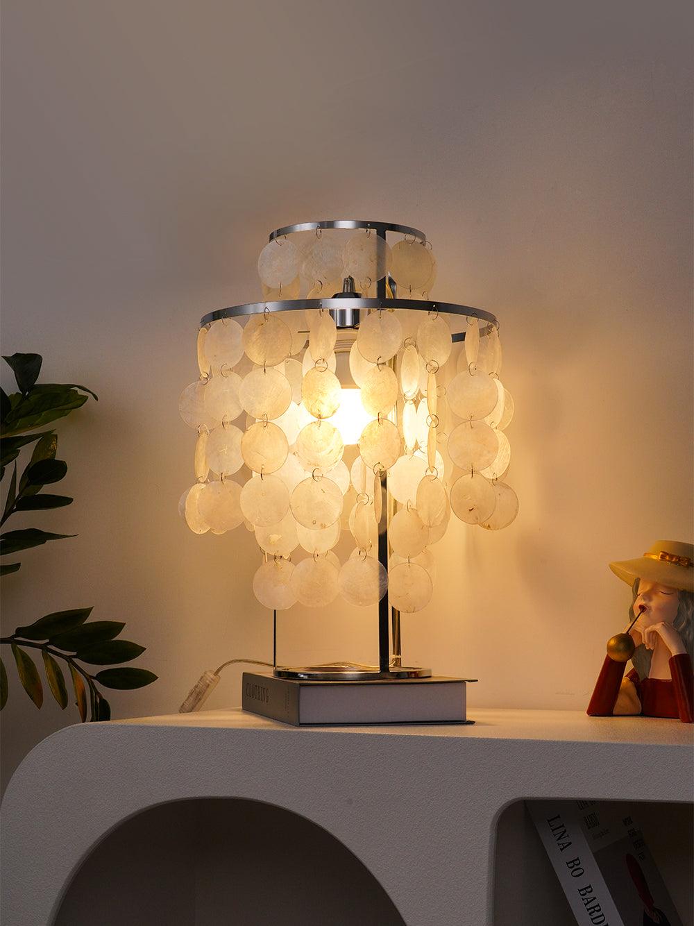 Lampa stołowa z muszli
