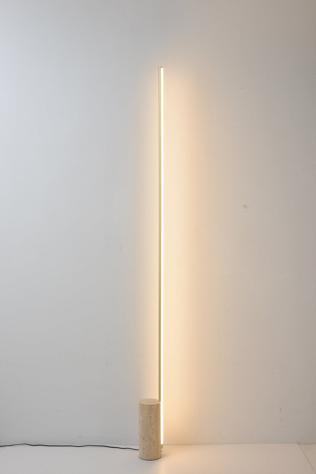 Lampa podłogowa w geometrycznym stylu