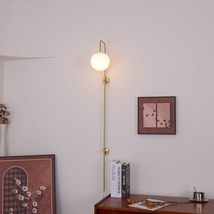Mosiężna lampa ścienna Globe z wtyczką