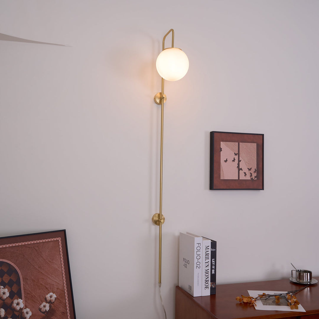 Mosiężna lampa ścienna Globe z wtyczką