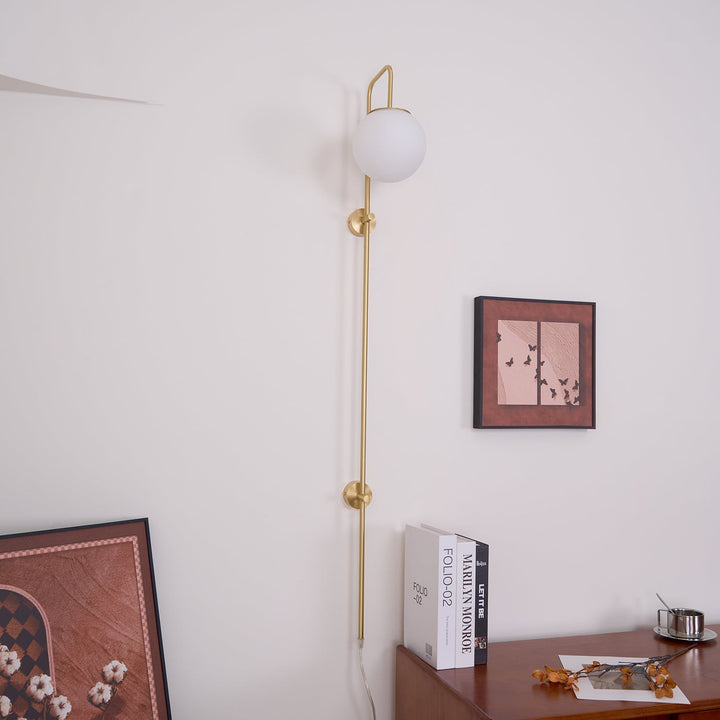 Mosiężna lampa ścienna Globe z wtyczką