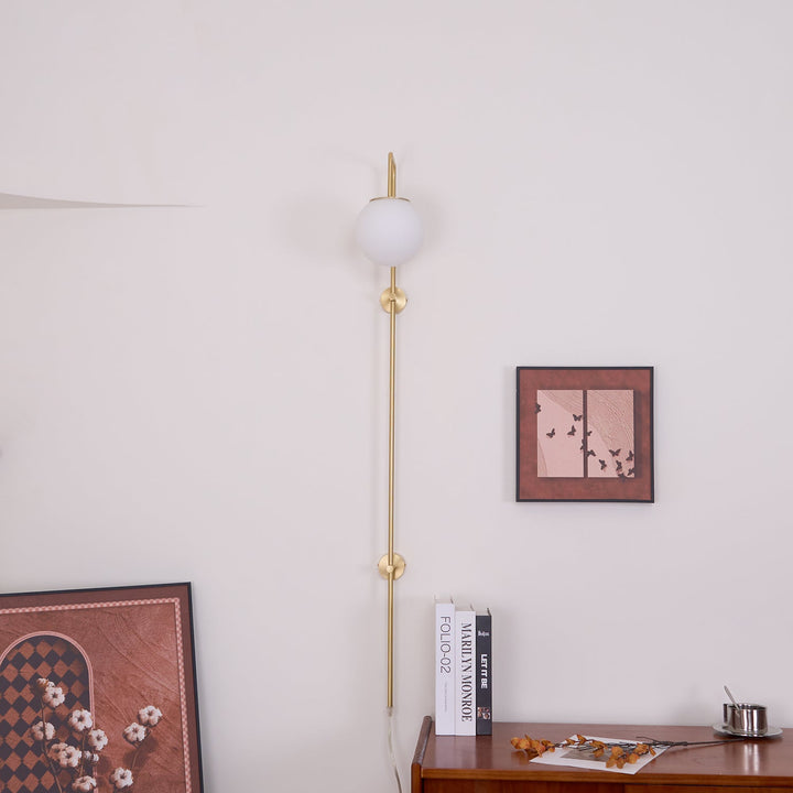 Mosiężna lampa ścienna Globe z wtyczką
