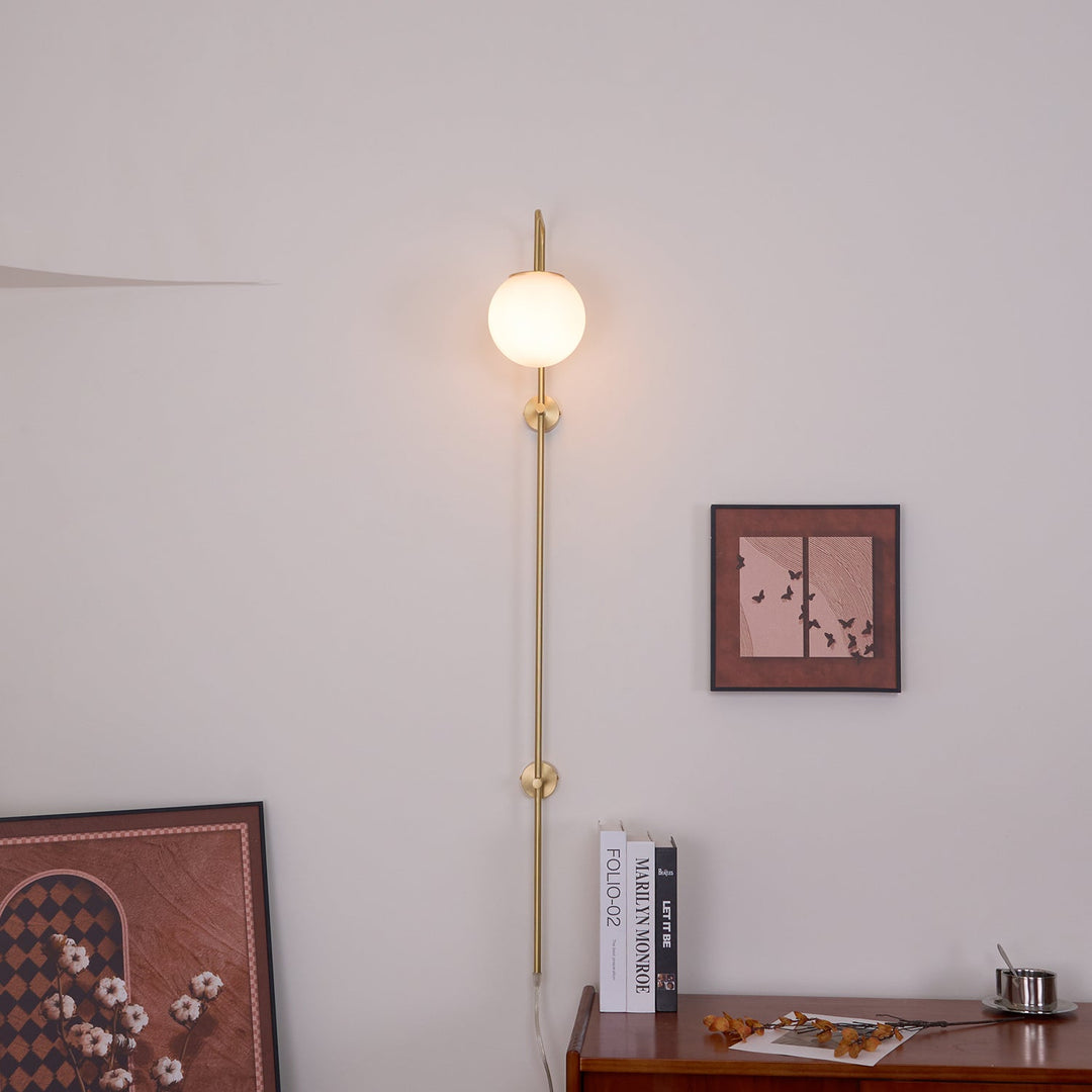 Mosiężna lampa ścienna Globe z wtyczką