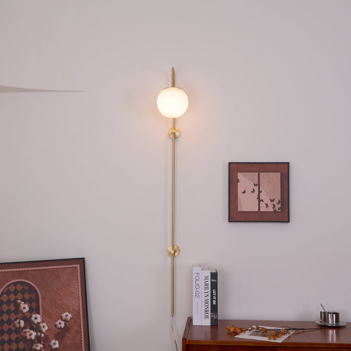 Mosiężna lampa ścienna Globe z wtyczką
