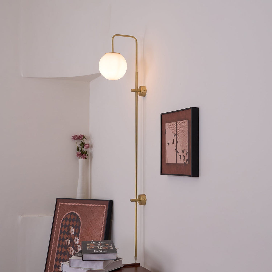 Mosiężna lampa ścienna Globe z wtyczką