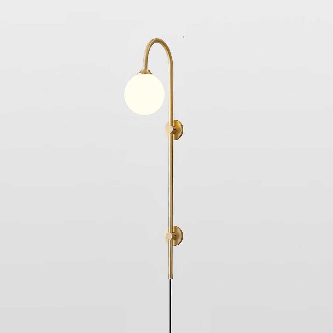 Mosiężna lampa ścienna Globe z wtyczką
