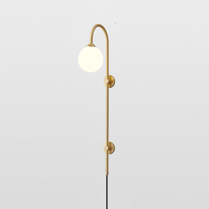 Mosiężna lampa ścienna Globe z wtyczką